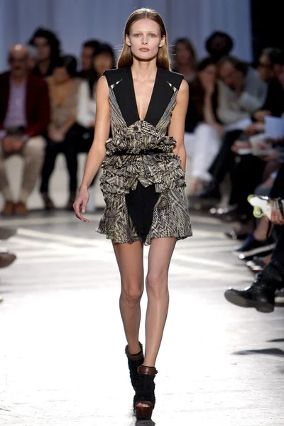 Look 18